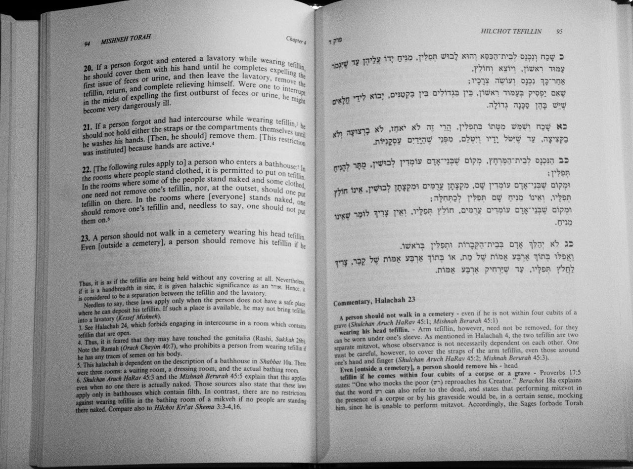 Mishneh Torah: Sefer Hilchot Tefillin Umezuzah V'Sefer Torah Hilchot Tzittzit – Maimónides (Rambam)